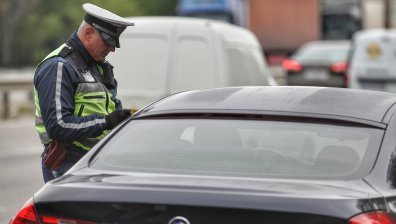 18-годишен шофьор помете две деца и паркирана кола в Сандански