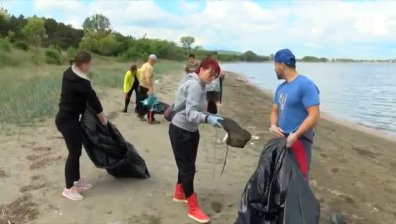 Жители на Черноморец започнаха почистване на плажа Вромос