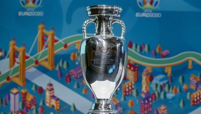 Пандемията хвърли в тъч футбола в цял свят