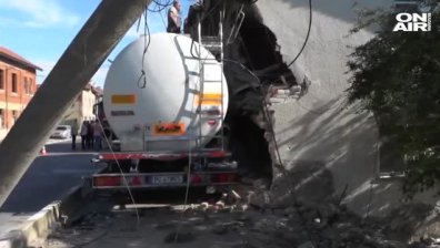 ТИР се вряза в къща в Борован