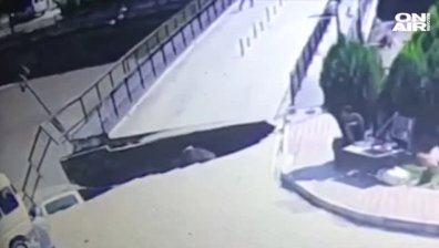 Двама души са пострадали при срутване на мост в Турция (Видео)