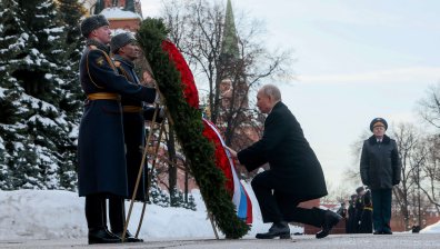 Путин отдаде почит на героите на Русия в Деня на защитника (СНИМКИ)