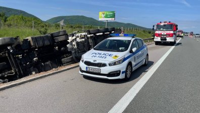 Цистерна, пълна с азот, се обърна на АМ "Струма" (+СНИМКИ)
