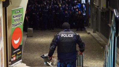 Ранен полицай при сблъсъци между протестиращи и униформени в София (ВИДЕО)