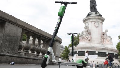 Париж забранява електрически скутери под наем от 1 септември