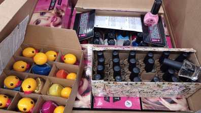 Митничaри задържаха голямо количество недекларирани лакове за нокти