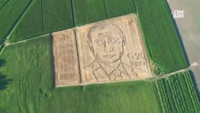 Необичаен портрет: 135-метров Путин на поле във Верона