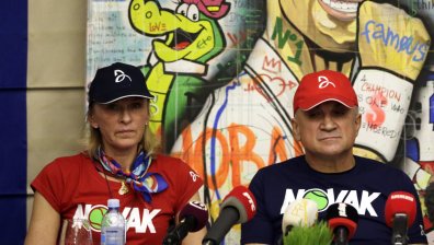 Майката на Джокович: Държат го като затворник, има хлебарки, храната е ужасна