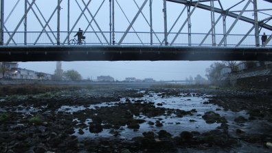 Риболовци алармират: Въча пресъхва, рибата измира (+Снимки)