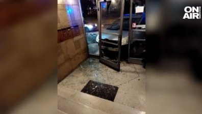 Кола влезе в блок след удар с друг автомобил в центъра на София