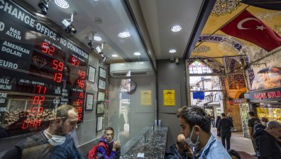 Рекордно дъно за турската лира, загубила е 46% от стойността си