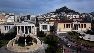 Работят за покрив над главата: Гърците дават 2/3 от заплатата си за наеми