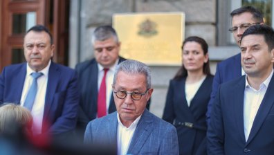 Йордан Цонев и депутати с изявление до НС