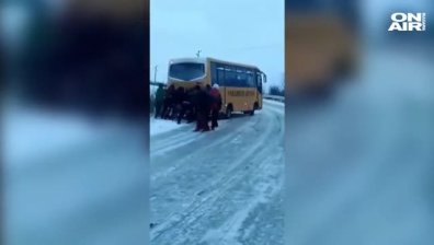 Силистренско: Ученици бутат автобус по заледен път 