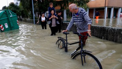 12-годишно дете и мъж са загинали при мощни бури във Франция