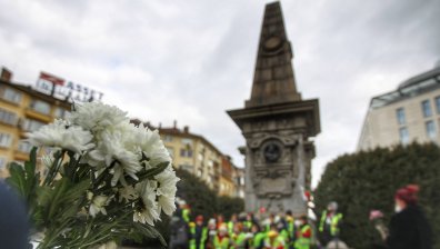 Граждани поднесоха цветя пред паметника на Васил Левски в София