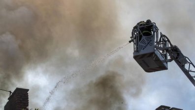 Майстори запалиха покрив на къща в Приморско, единият от тях е с тежки изгаряния