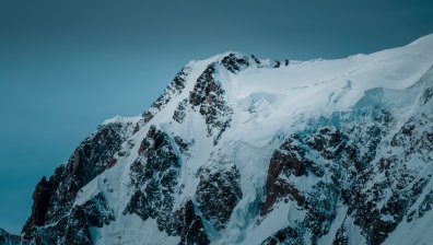 Дронове извозват боклуци надолу от връх Еверест
