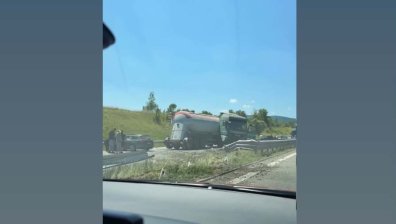 Катастрофа с камион предизвика задръстване край Мало Бучино (+ВИДЕО)