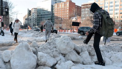 Мощна зимна буря с жертви и рекорден сняг в САЩ