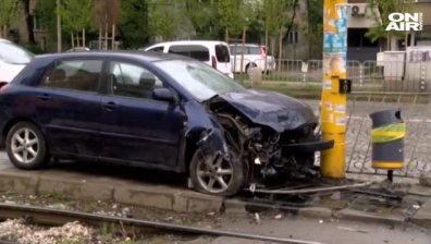 Пияна жена зад волана заби колата си в стълб на столичен булевард