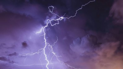 Мълния повреди част от тролейбусната мрежа в Русе