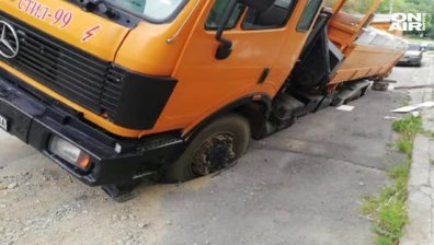 Абсурдна пътна ситуация в Дупница - камион се заклещи насред улица!