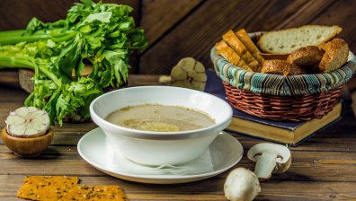 Рецепта за гъбена супа с чеснов хляб