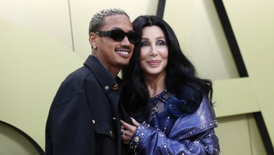 Шер: Срещам се с по-млади мъже, защото съм срамежлива