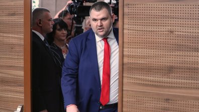 Делян Пеевски vs Румен Радев: Кой и защо е "Мистър кеш"