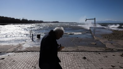 Циклонът "Дебора" удря Гърция с бури, дъжд и застудяване
