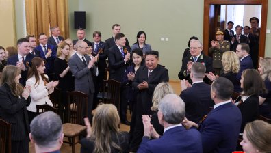 Ким Чен Ун и дъщеря му отбелязаха Деня на победата в руското посолство в Пхенян