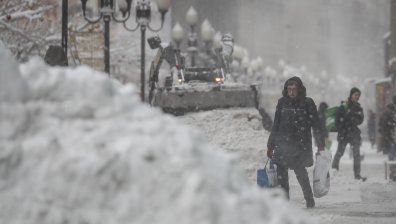 Снежен апокалипсис в Москва, рекордно високи снежни преспи по улиците