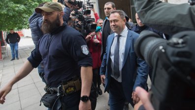 Изведоха зам.-министъра на екологията от сградата на МОСВ 