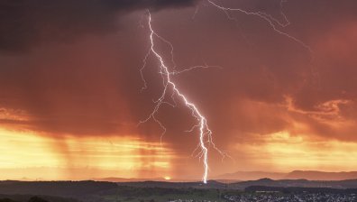Валежи и гръмотевици на много места в страната, възможни са и градушки