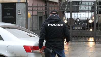 Мъж удря и рита жена в главата в София
