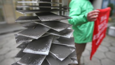 Подариха на Министерството на енергетиката елха, украсена с прах от Гълъбово