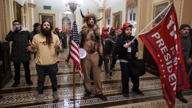 Осъдиха на 41 месеца затвор Шамана Кю Анон за нахлуването в Капитолия