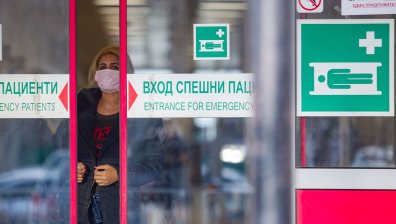 Заболеваемостта в страната скочи рязко, болници спешно разкриват Ковид легла