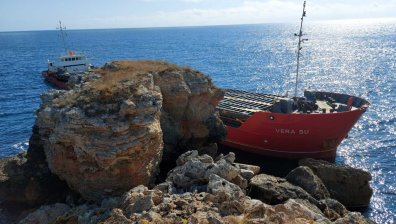 Министър плаши с уволнения заради заседналия кораб: Престъпна безотговорност в годините