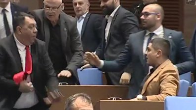 Радостин Василев каза защо се сбиха с Далоолу в парламента (ВИДЕО)