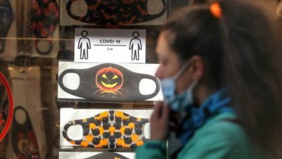 Изобретиха маска, която показва дали носителят ѝ е заразен с коронавирус