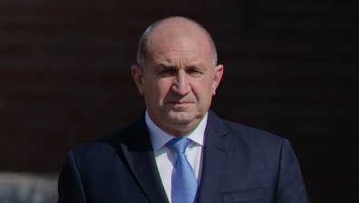 Румен Радев: Докато занимават обществото с черни пантери, дупката в бюджета скача