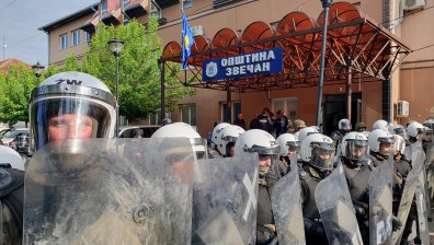 Eтнически сърби щурмуваха кметства в Косово заради избрани албанци