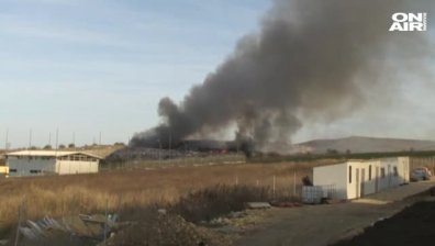 Продължава гасенето на тлеещите огнища на сметището в Русе