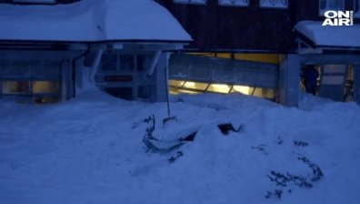 Лавина затрупа хотел в швейцарските Алпи и рани трима души