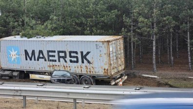 Тежка катастрофа блокира "Тракия" - ТИР помете патрулка, полицаи са ранени