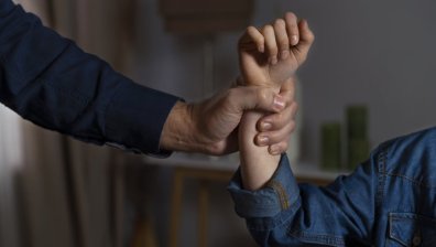 Мъж намушка с нож в крака жената, с която живее в София