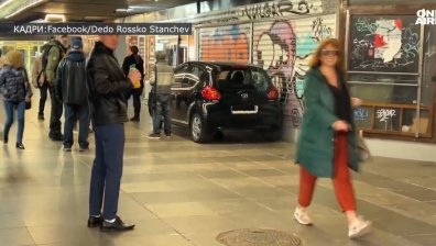Каскада в центъра на София: Кола без шофьор "паркира" на Орлов мост (+ВИДЕО)