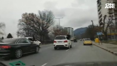 Младежи с бутафорни калашници изкараха акъла на Асеновград